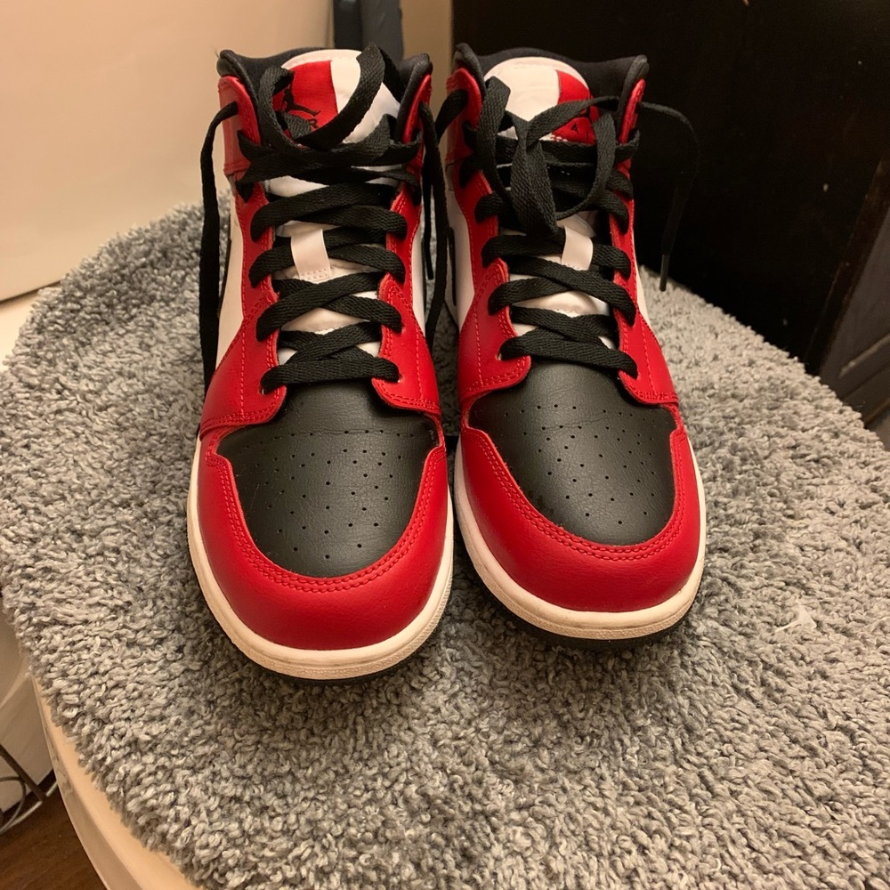 Air Jordan 1 Mid GS SIZE 7Y Chicago Black Toe’s!!!!